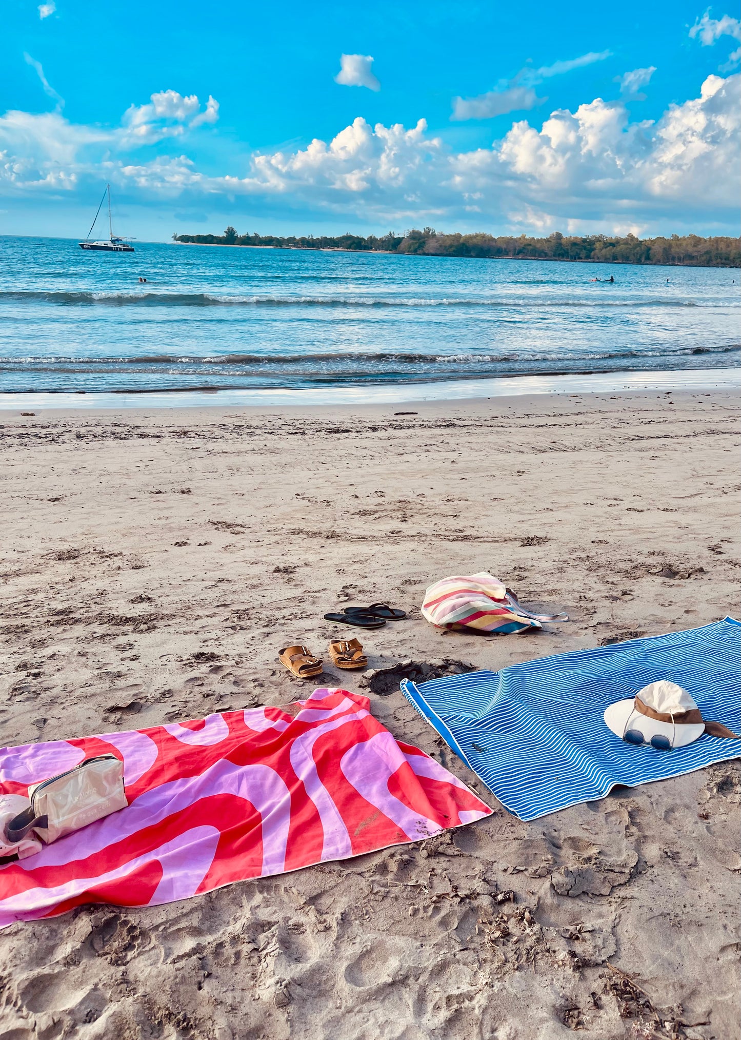 Beach Towel - Quick Dry, Compact & Sand Free - Large (160 x 80cm) - Red & Pink Fusion