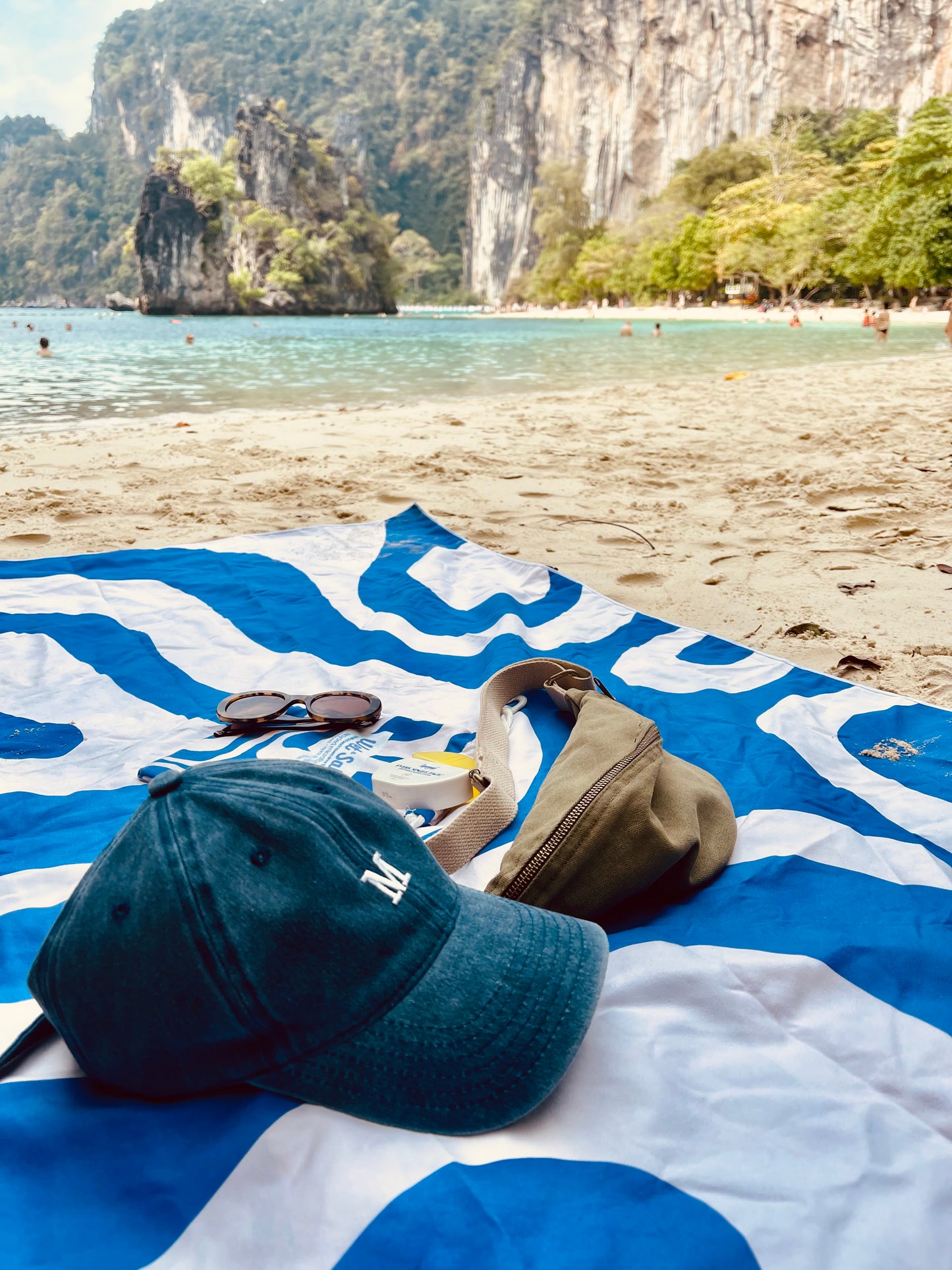 Beach Towel - Quick Dry, Compact & Sand Free - Large (160 x 80cm) - Blue & White Fusion