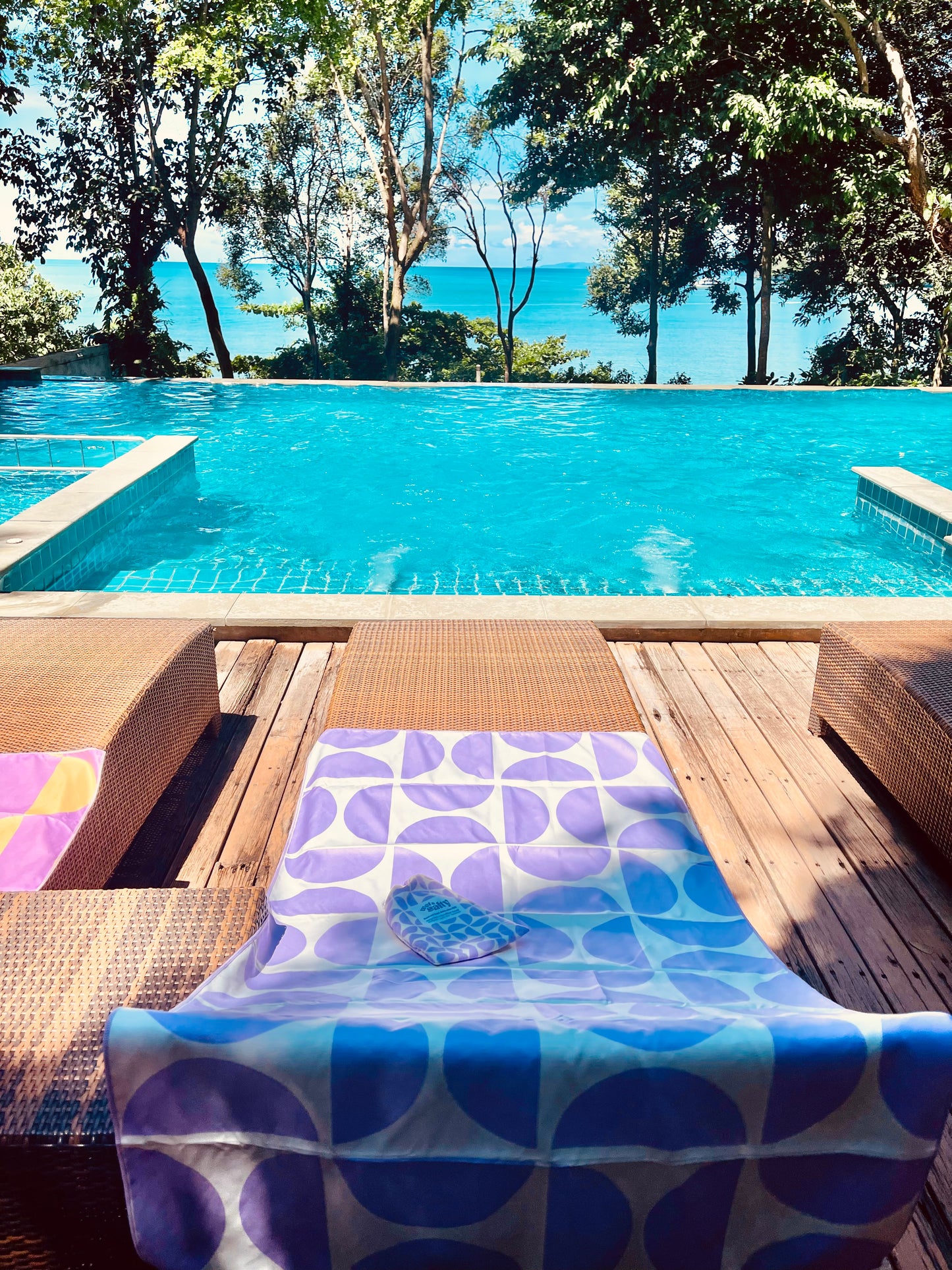 Serviette de plage - Séchage rapide, compacte et sans sable - Grande (160 x 80 cm) - Violet et blanc